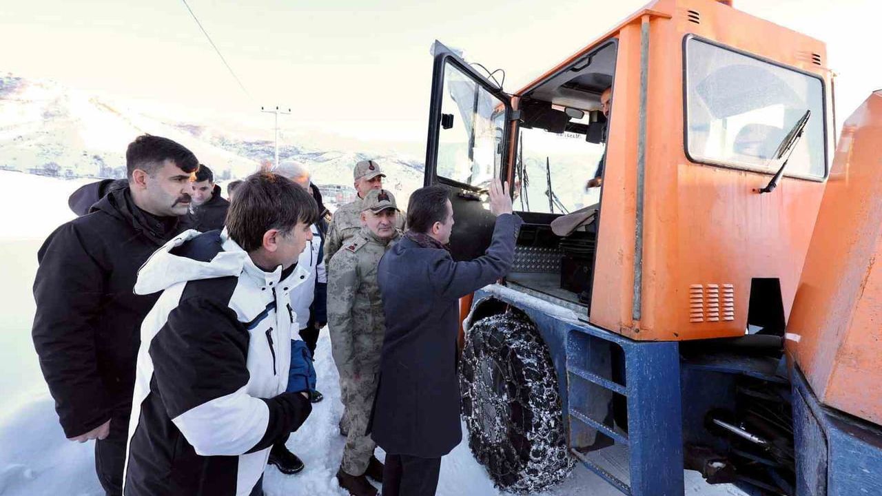 Bitlis’te karla mücadele aralıksız sürüyor