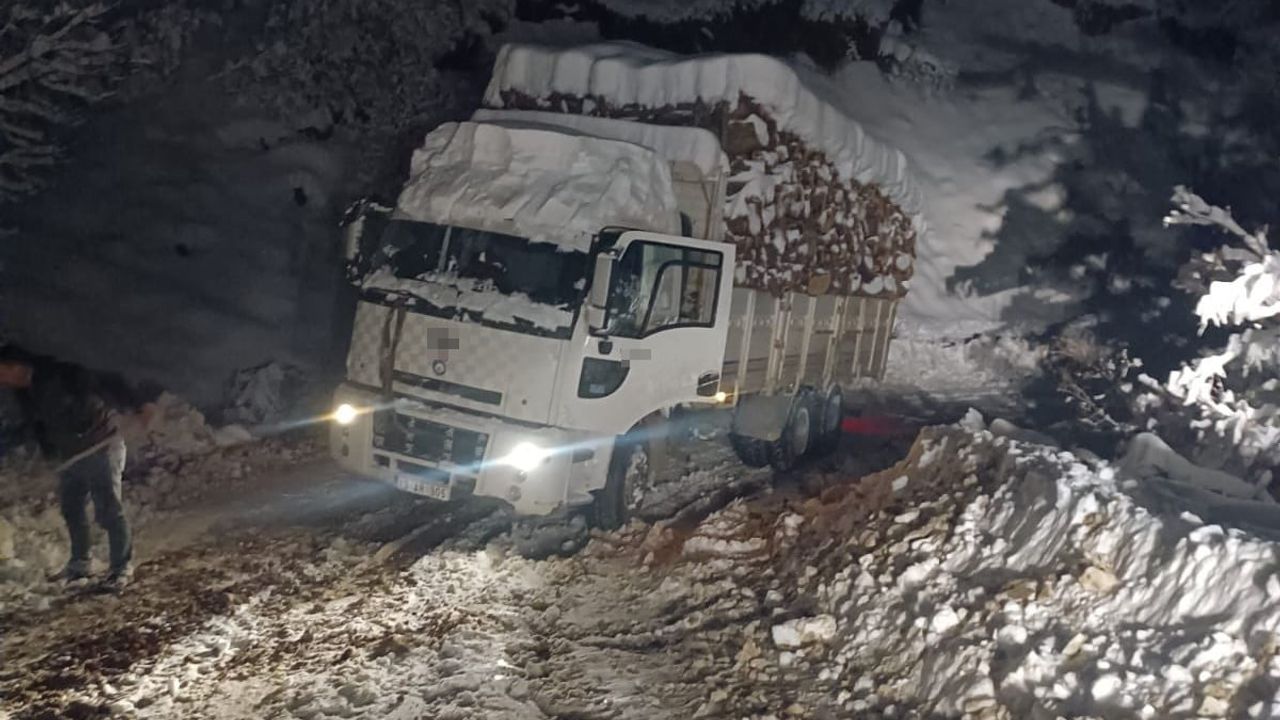 Bitlis'te karla mücadele ekipleri yolları ulaşıma açtı