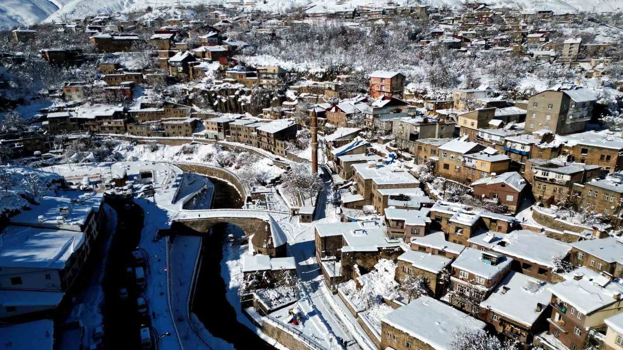 Bitlis’te kışın beyaza bürünen tarihi dokusu kartpostallık görüntüler oluşturdu