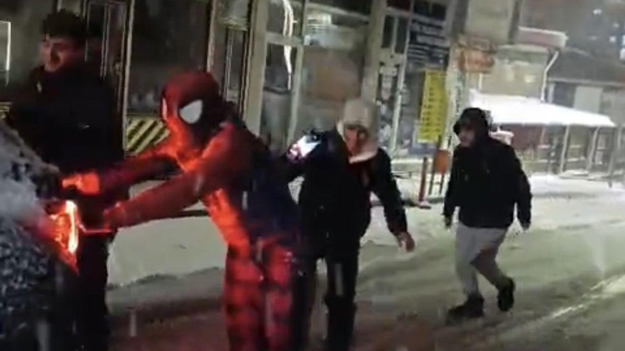 Bitlis'te 'Örümcek Adam' Kostümlü Ayaz Salih Koç, Mahsur Sürücüye Yardım Etti