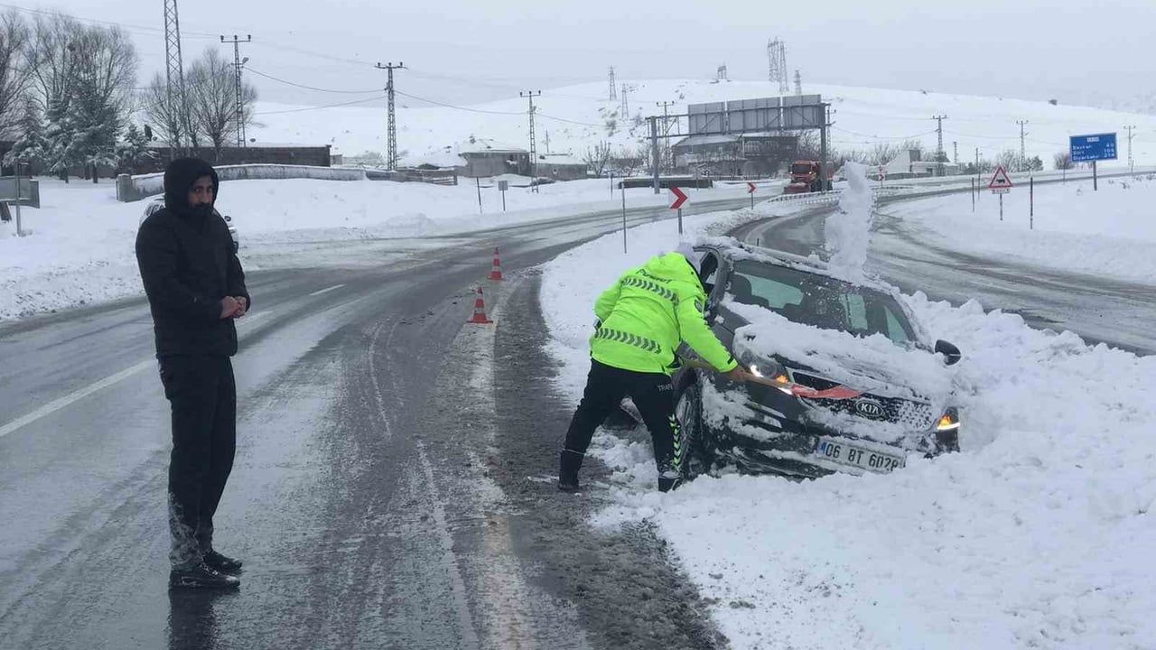 Bitlis'te polis ekiplerinden kar yağışında örnek yardım
