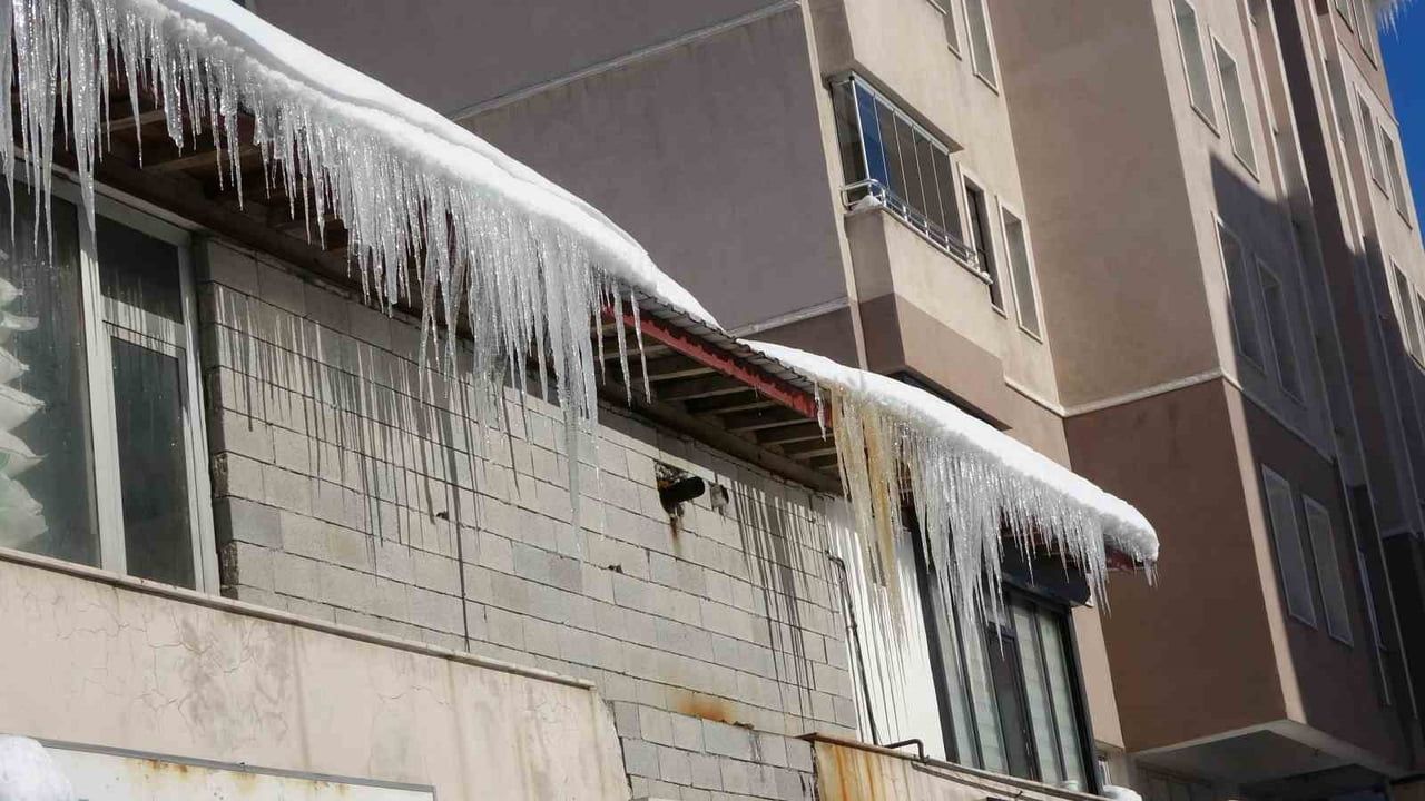 Bitlis'te yoğun kar: 181 köy yolu ulaşıma kapandı