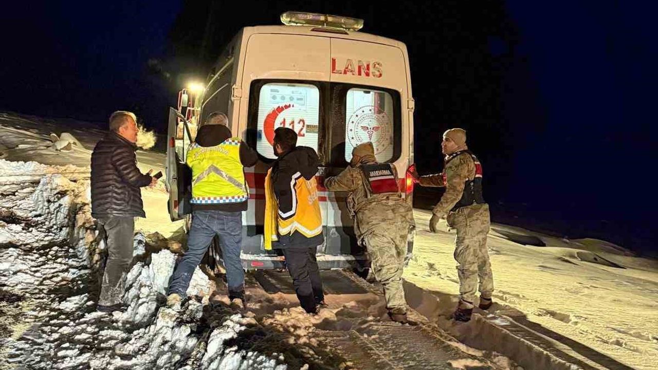 Bitlis’te yoğun kar altında hasta kurtarma operasyonu