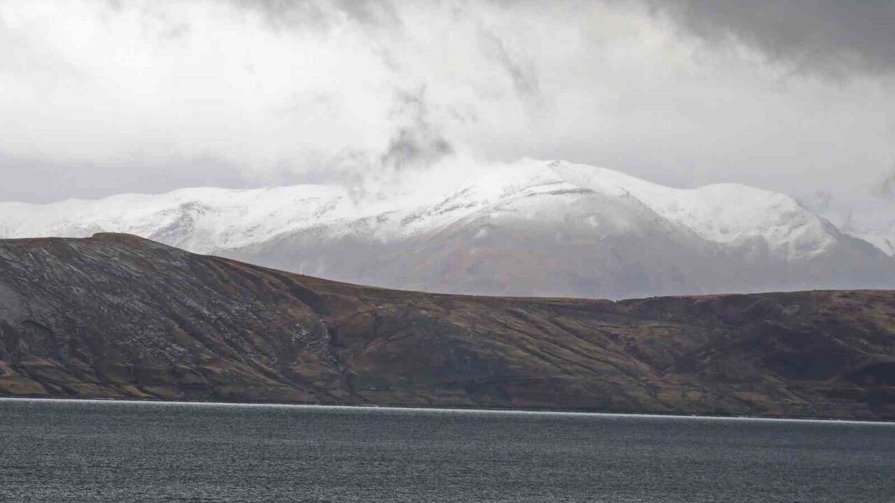 Bitlis’te yükseklerde kar, Van Gölü kıyısında yazdan kalma görüntüler