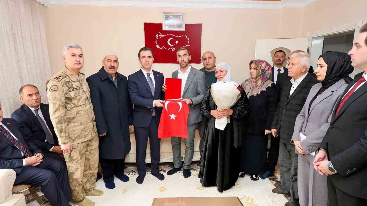 Bitlis Valisi Ahmet Karakaya’dan şehit ailesine ziyaret