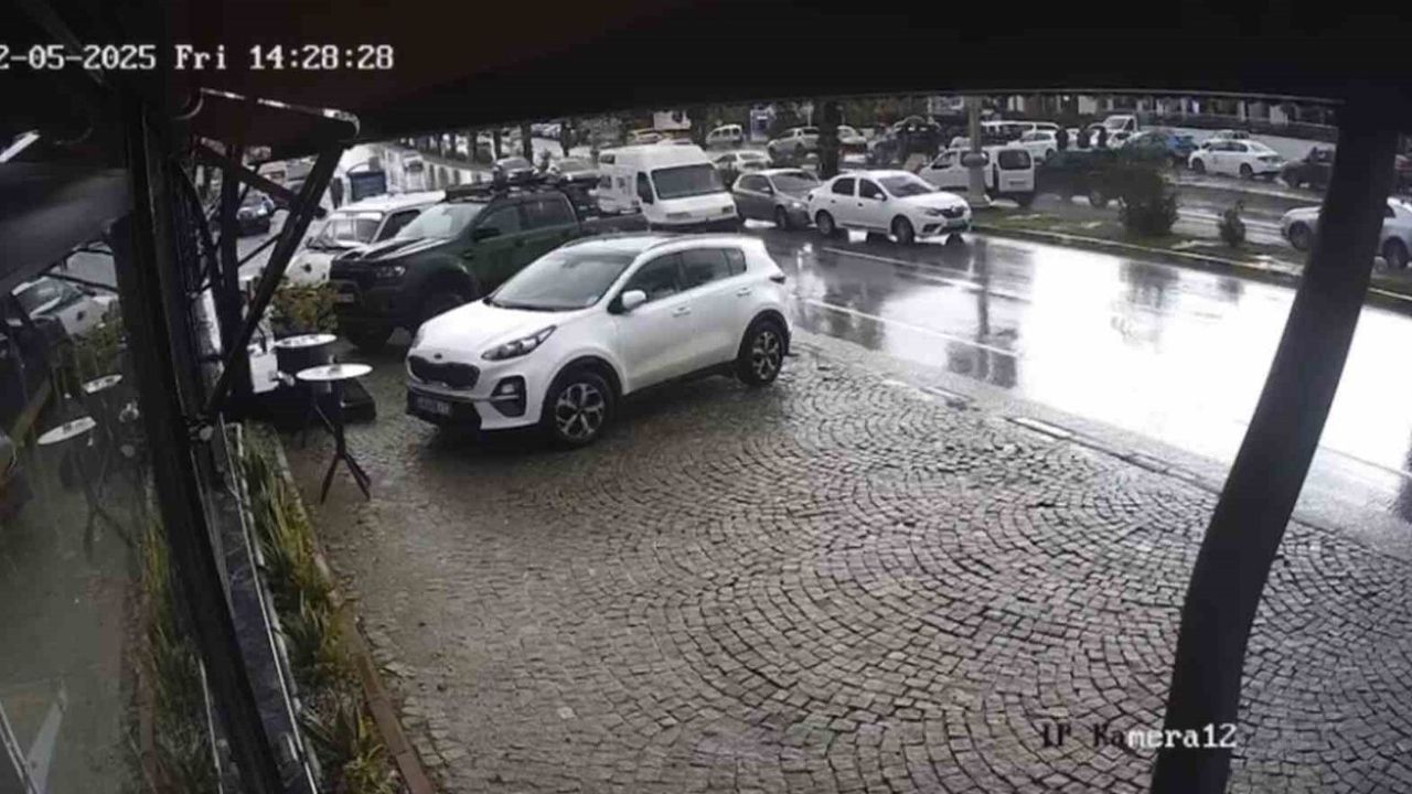 Bodrum’da el freni çekilmeyen otomobil bulvardaki araca çarptı