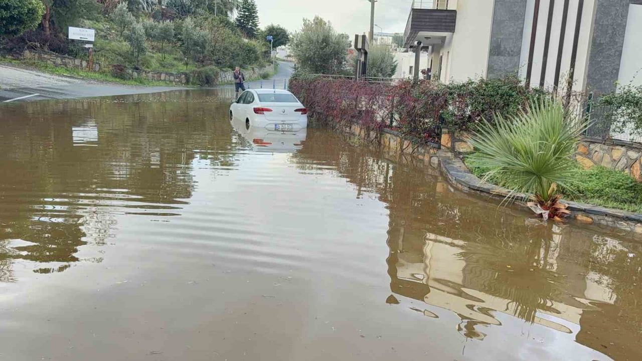 Bodrum’da gece sağanak sonrası hasar: Tahliyeler ve çalışmalar sürüyor