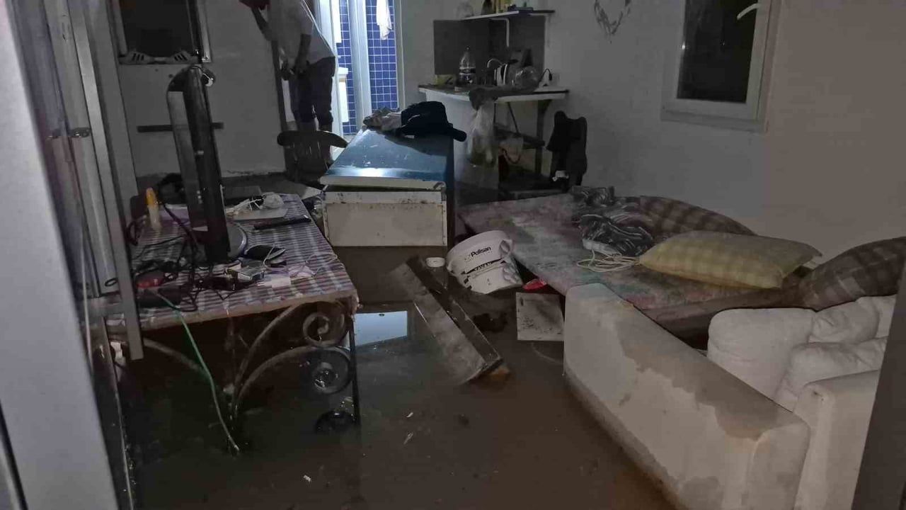 Bodrum'da sabaha karşı sağanak: Yollar kapandı, 9 kişi tahliye edildi