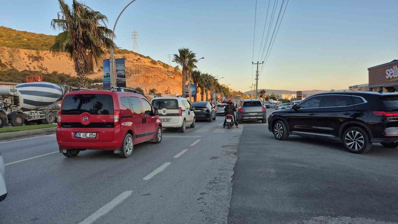 Bodrum'da yılbaşı trafiği: Uzun araç kuyrukları oluştu
