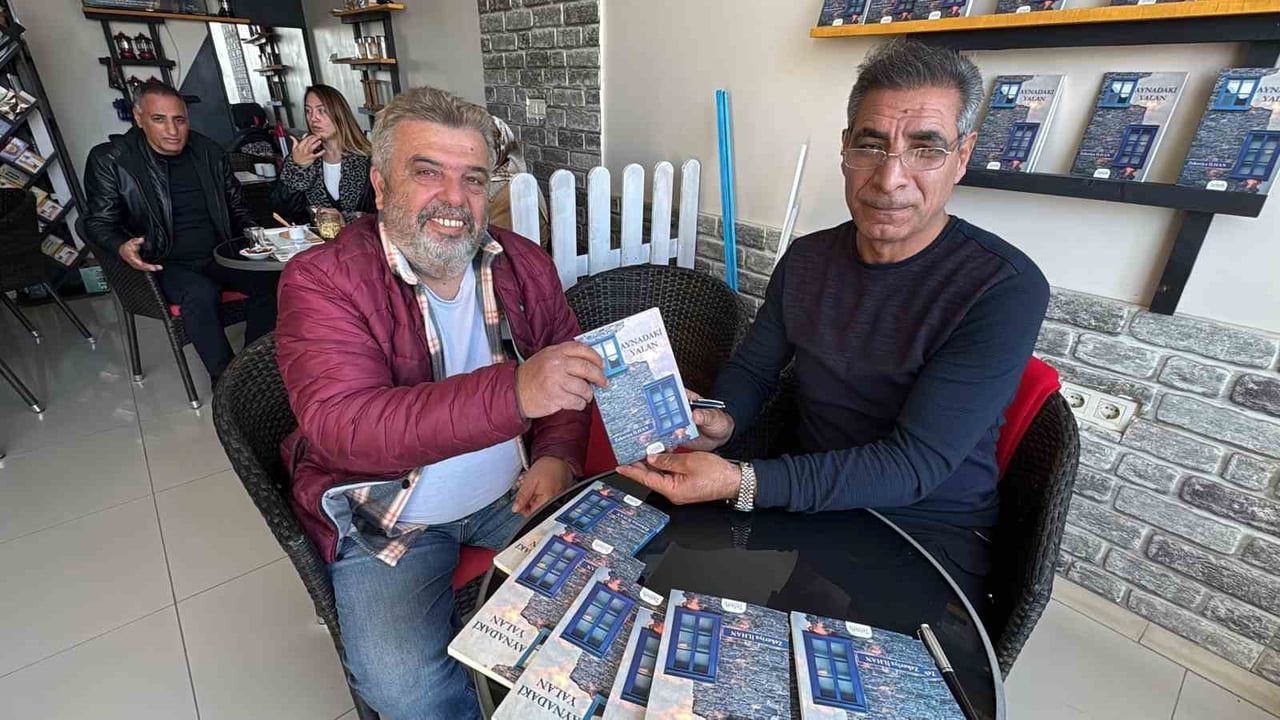 Bodrum'da Zekeriya İlhan'ın 'Aynadaki Yalan' İmza Günü Yoğun İlgi Gördü