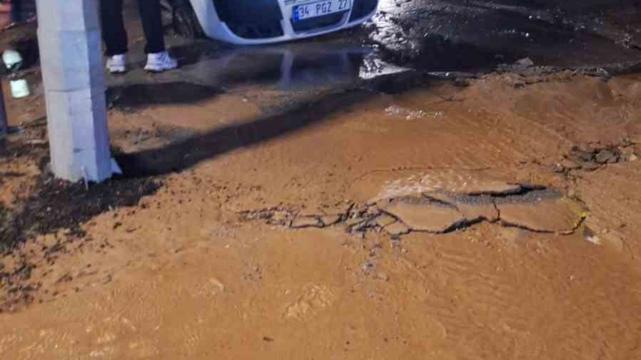 Bodrum Torba'da ana su isale hattı patladı, cadde çöktü