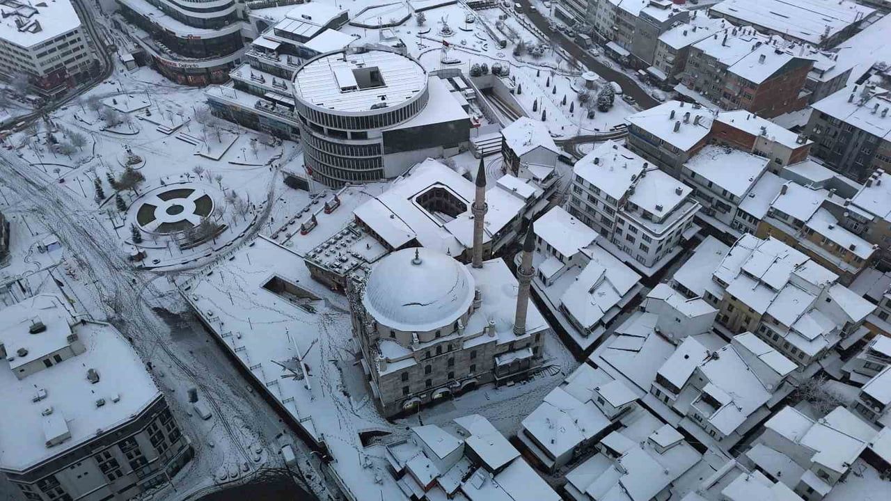 Bolu beyaza büründü — Kent merkezinde kar kalınlığı 10 santimetreye ulaştı