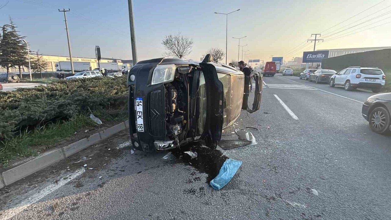 Bolu D-100’de makas atan aracın çarpması sonucu devrilen otomobilin güvenlik kamerası görüntüleri ortaya çıktı
