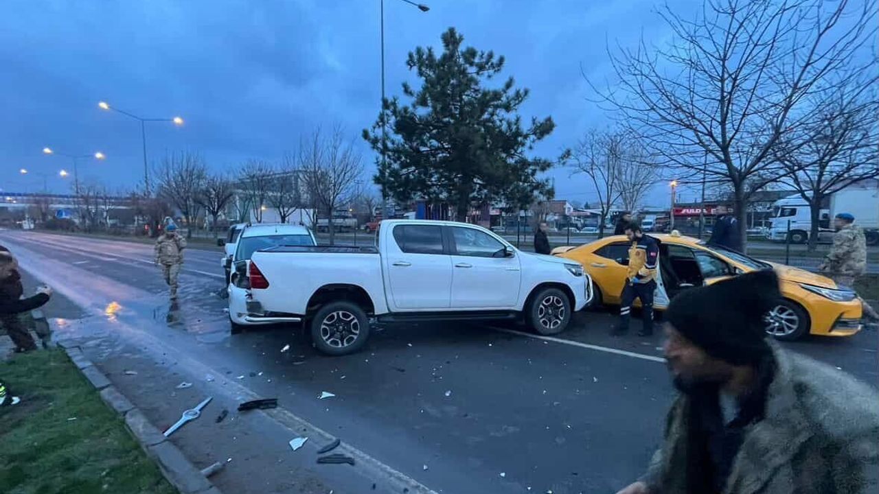 Bolu'da D-100'de 4 Araçlı Zincirleme Kaza, Ankara İstikametinde Trafik Aksadı