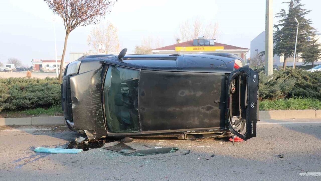 Bolu'da D-100'de Kontrolden Çıkan Otomobil Refüjde Devrildi: 1 Yaralı