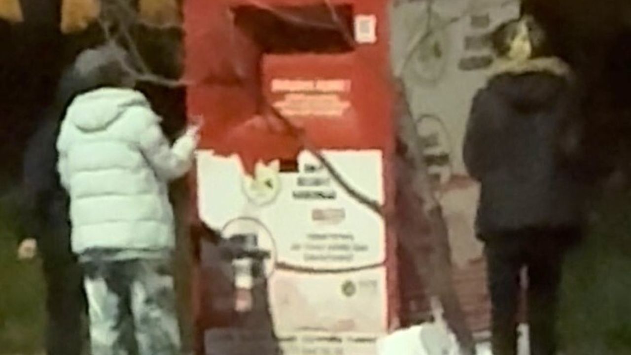 Bolu'da giysi kumbarasından hırsızlık anı kamerada