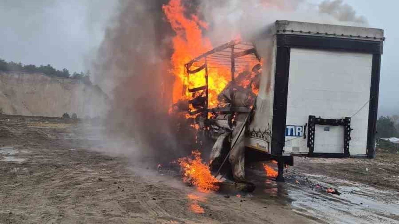 Bolu’da kağıt yüklü dorse alev aldı, kullanılamaz hale geldi