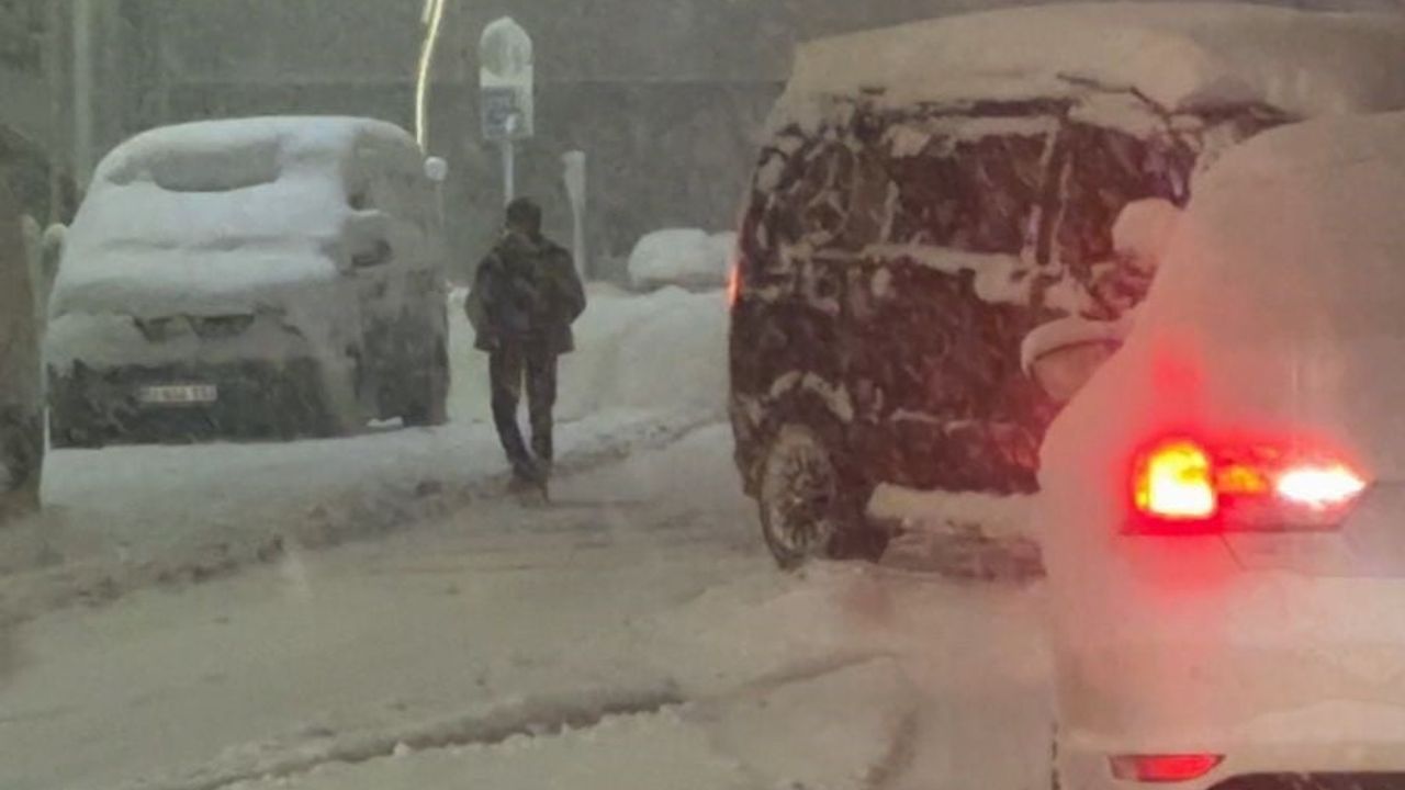 Bolu’da kar 30 santimetreyi aştı, rampalarda onlarca araç yolda kaldı