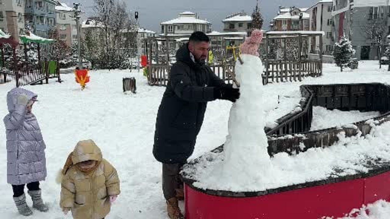 Bolu'da kar keyfi: Parklar kayak pistine dönüştü