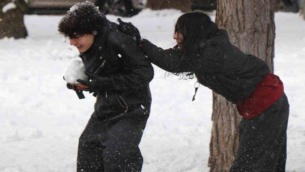 Bolu’da kar sevinci: Parklar çocuklarla kayak alanına döndü