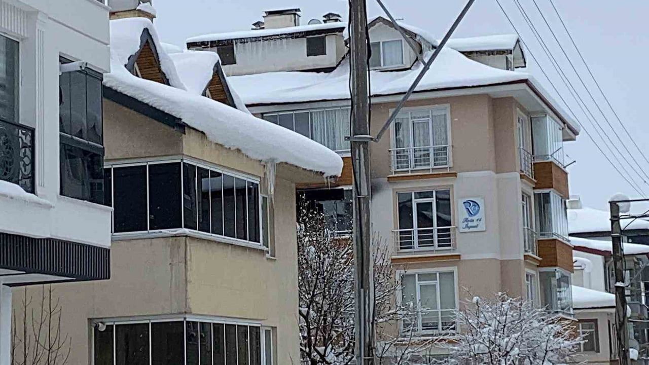 Bolu'da kar ve buz kütleleri hayatı tehdit ediyor