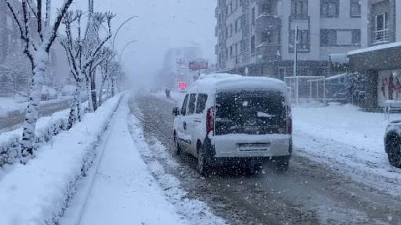 Bolu'da mevsimin ilk karı kent merkezini beyaza bürüdü