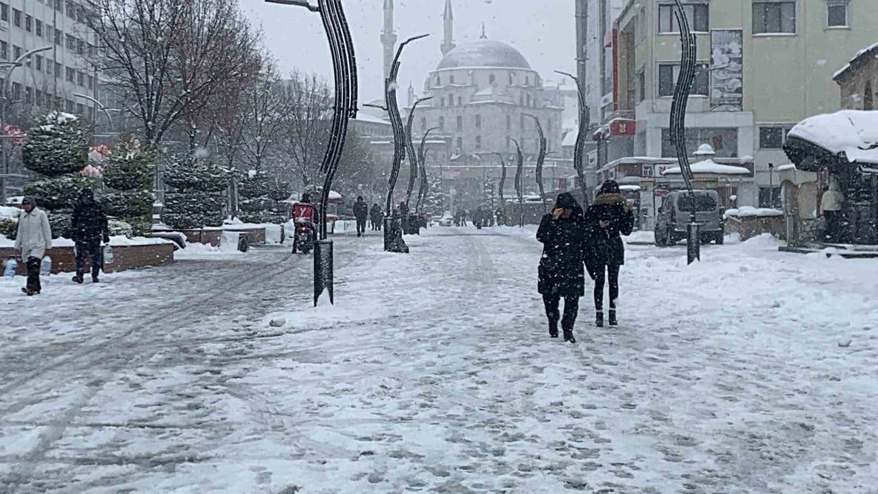 Bolu'da öğle saatlerinde aniden başlayan kar fırtınası yaşamı etkiledi