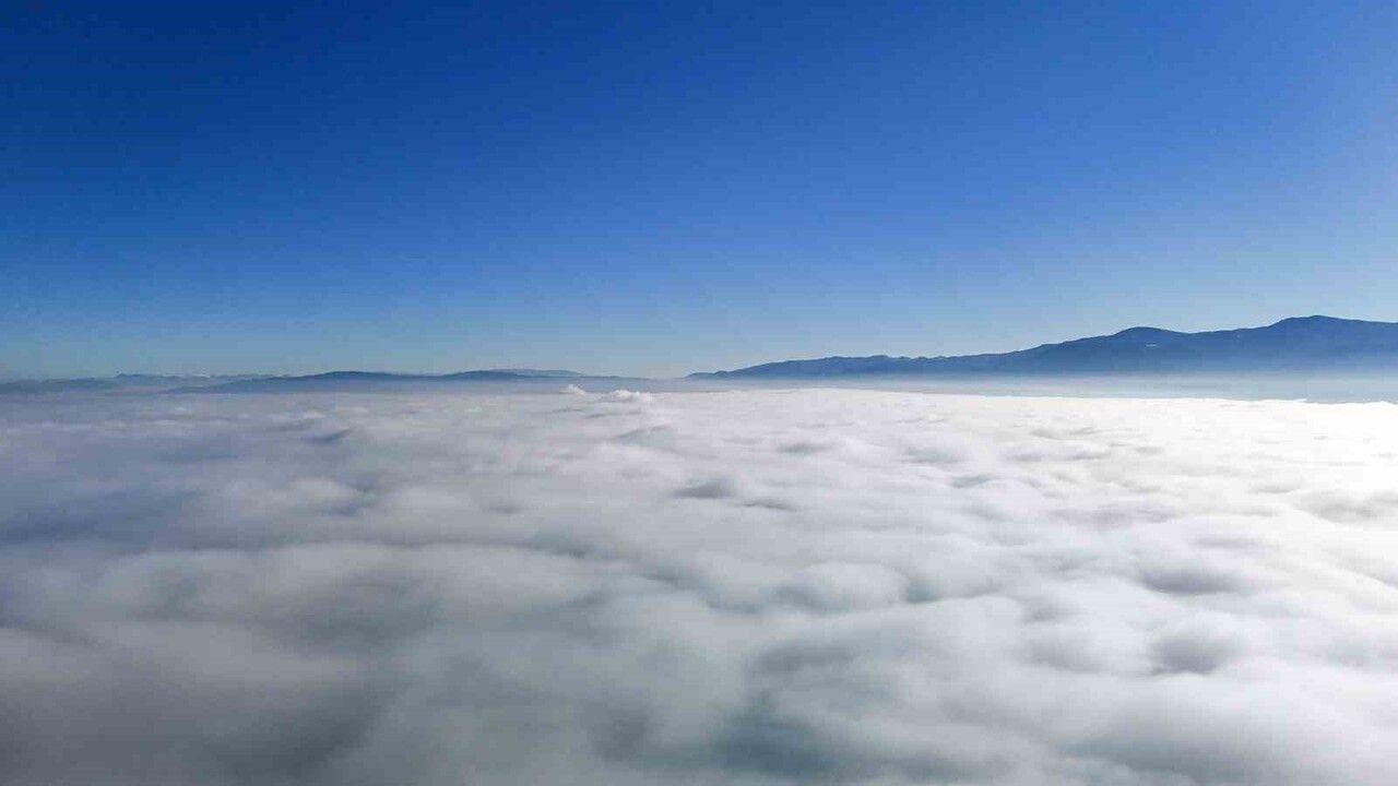 Bolu’da sabah sisinin karlı dağlarla oluşturduğu kartpostallık manzara