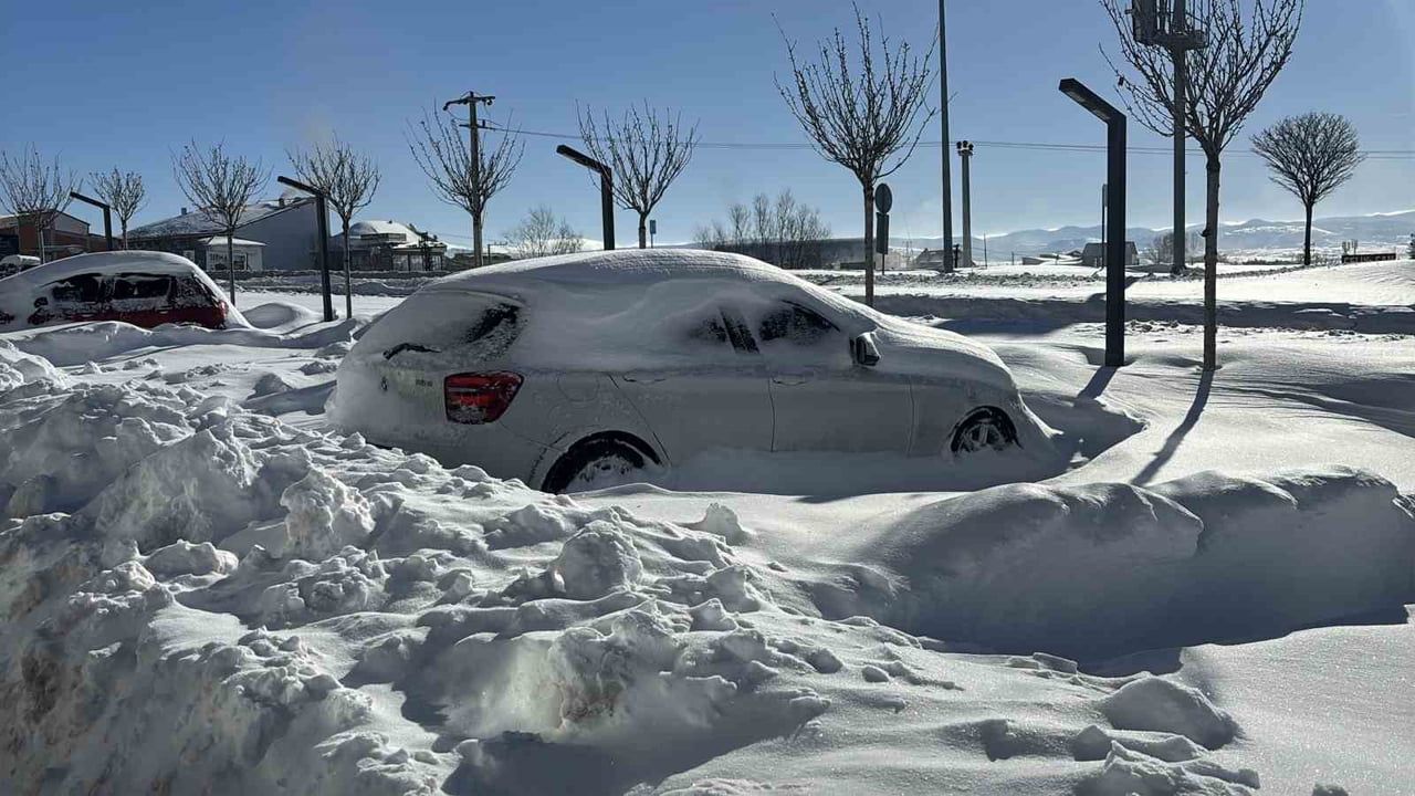 Bolu’da sıcaklık eksi 16.2°C’ye geriledi, araç kapıları dondu