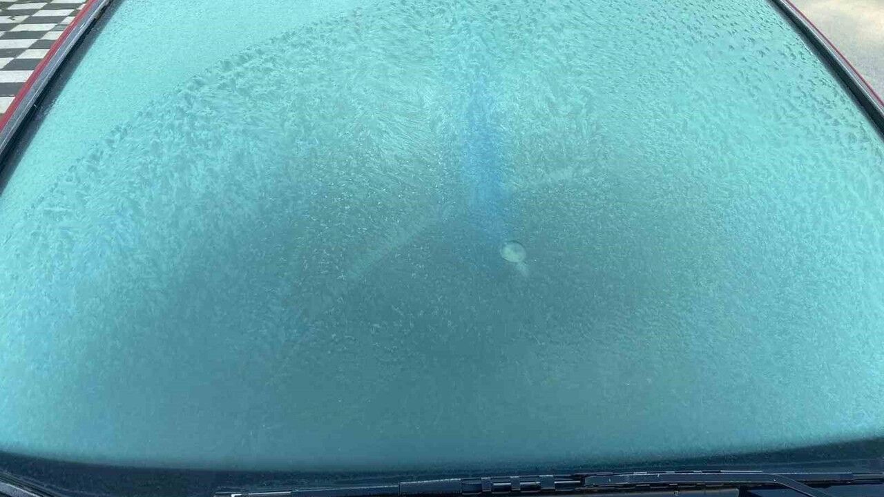 Bolu'da soğuk etkisi: Araç ve dükkan camları buzlandı