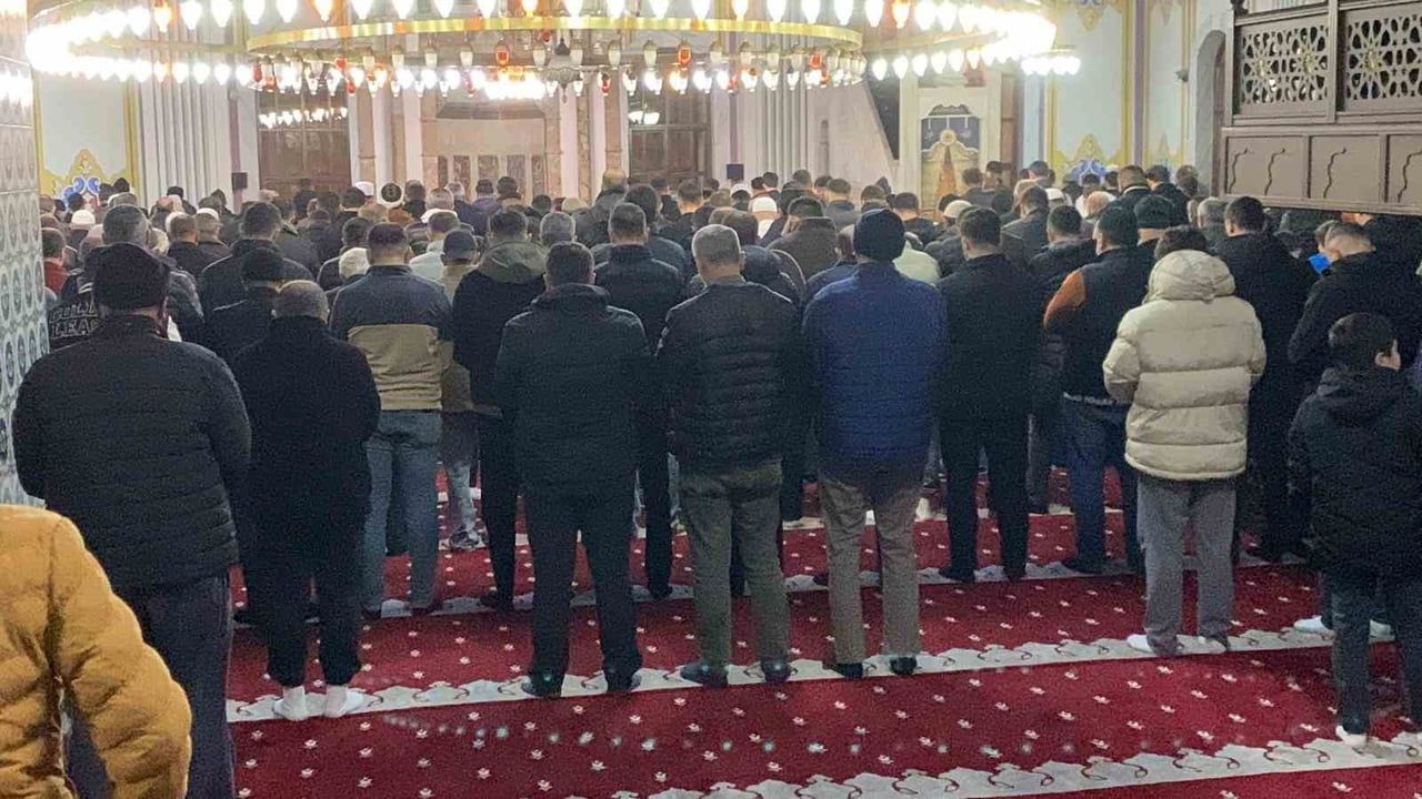 Bolu’da Yıldırım Bayezid Camii Regaip Kandili’nde Doldu Taştı