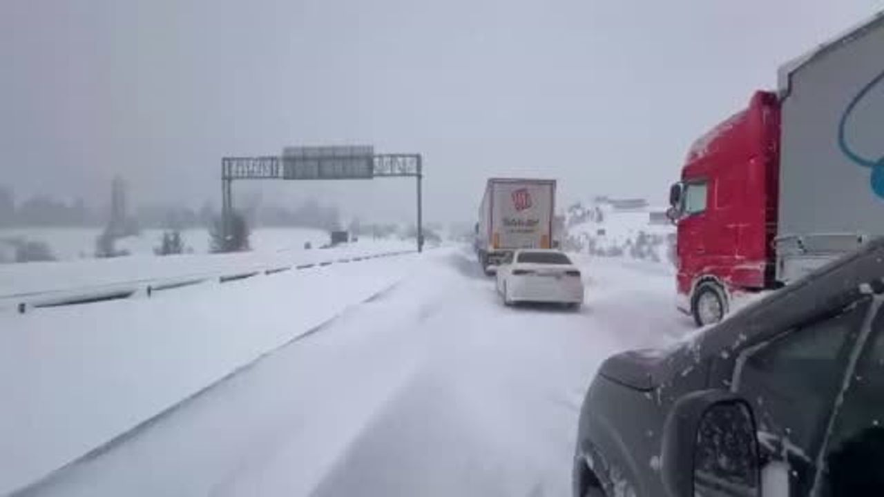 Bolu'da yoğun kar nedeniyle Gerede-Samsun yolu kapandı
