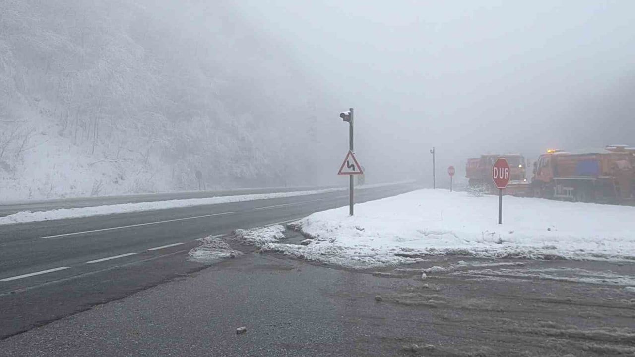 Bolu Dağı Düzce geçişinde yoğun sis ve kar etkisi