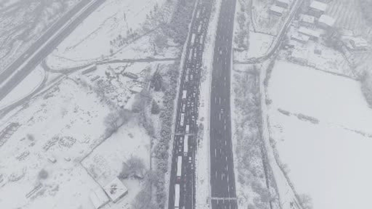 Bolu Dağı geçidinde kar nedeniyle aralıklı kapanmalar; müdahale drone ile görüntülendi