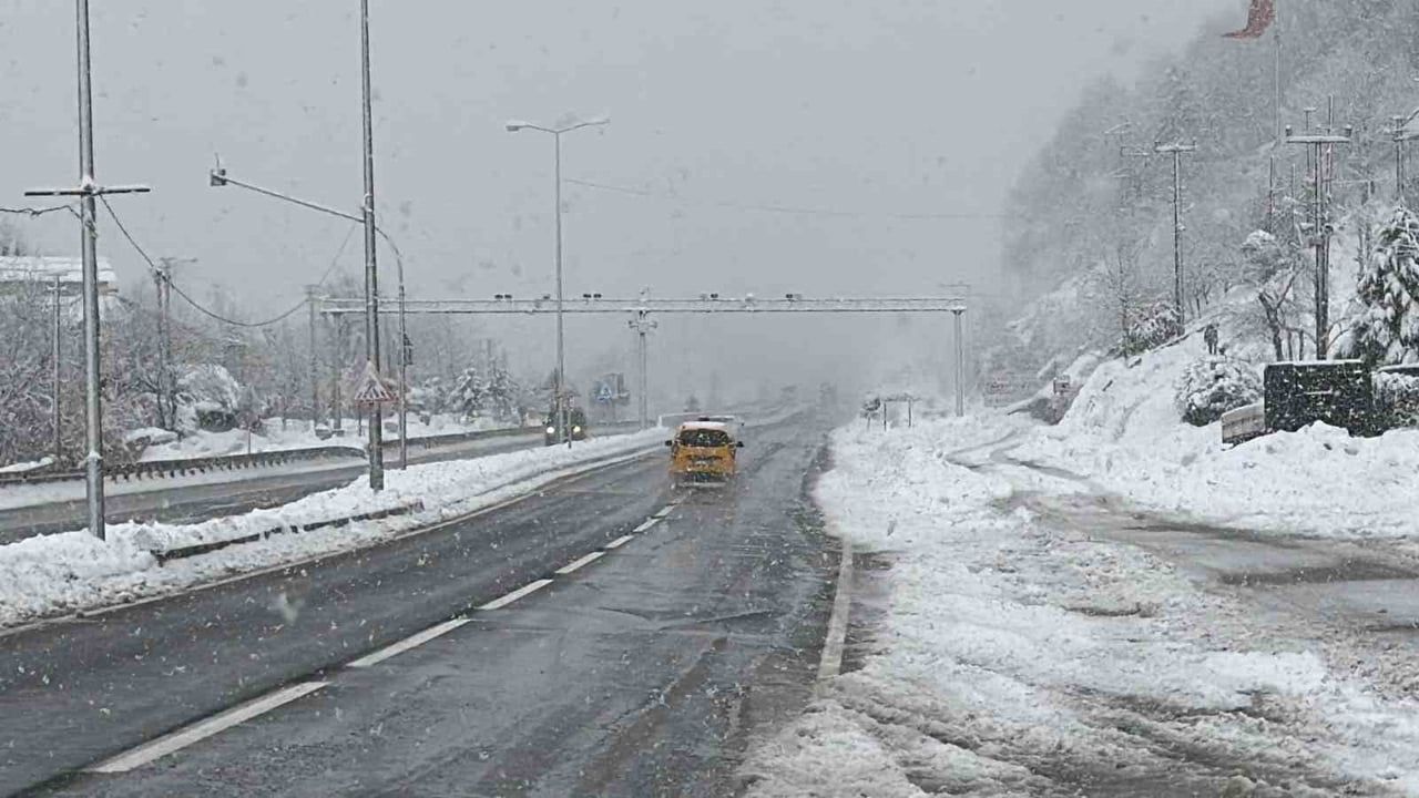 Bolu Dağı'nda Ankara istikameti ağır tonajlı araçlara kapatıldı