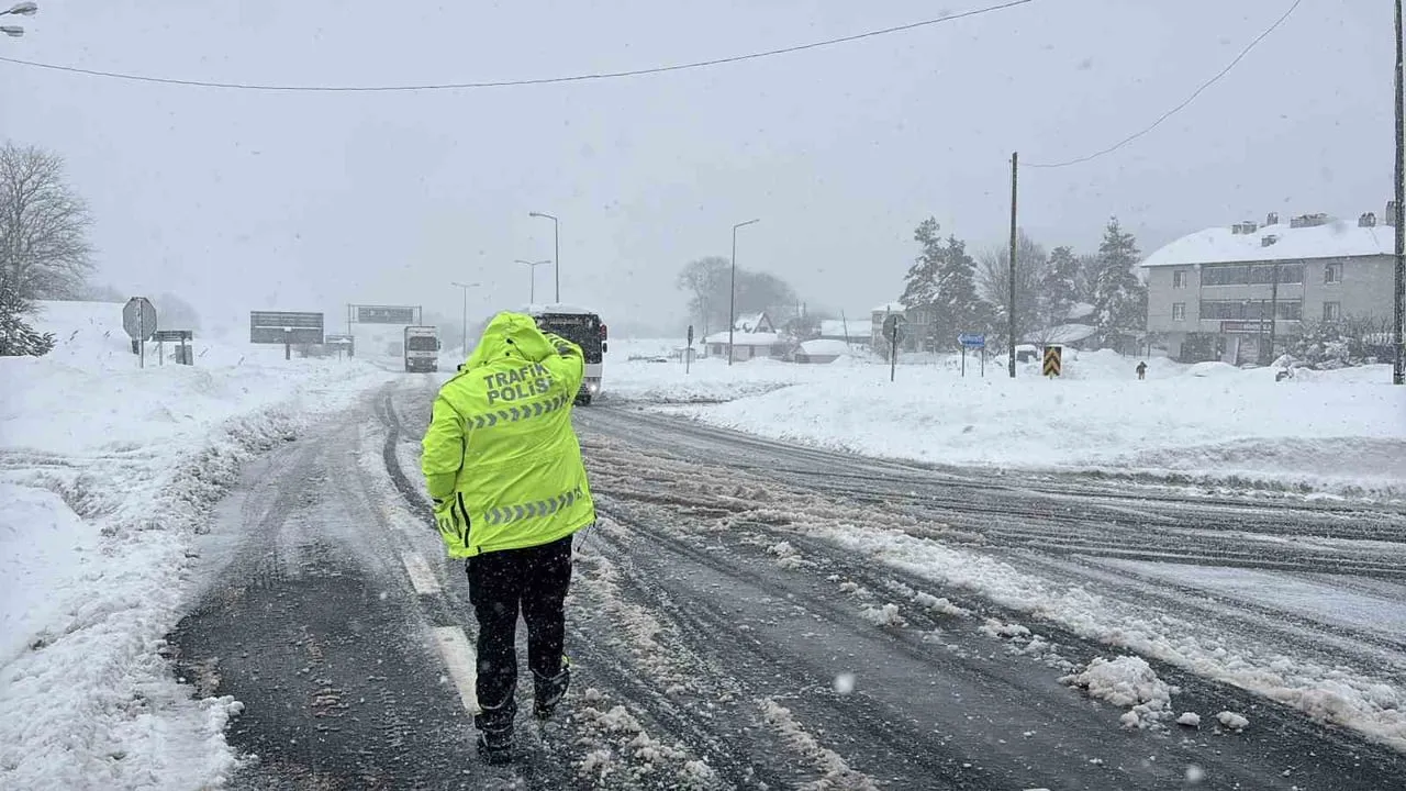 Bolu Dağı'nda D-100 İstanbul yönü ağır tonajlı araç trafiğine kapatıldı