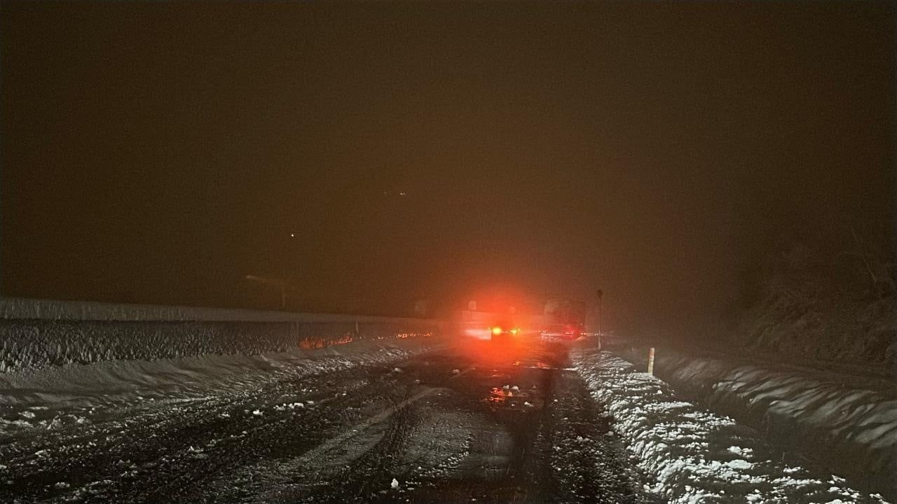 Bolu Dağı'nda Kar Nedeniyle Ağır Tonajlı Araçların Geçişi Durduruldu