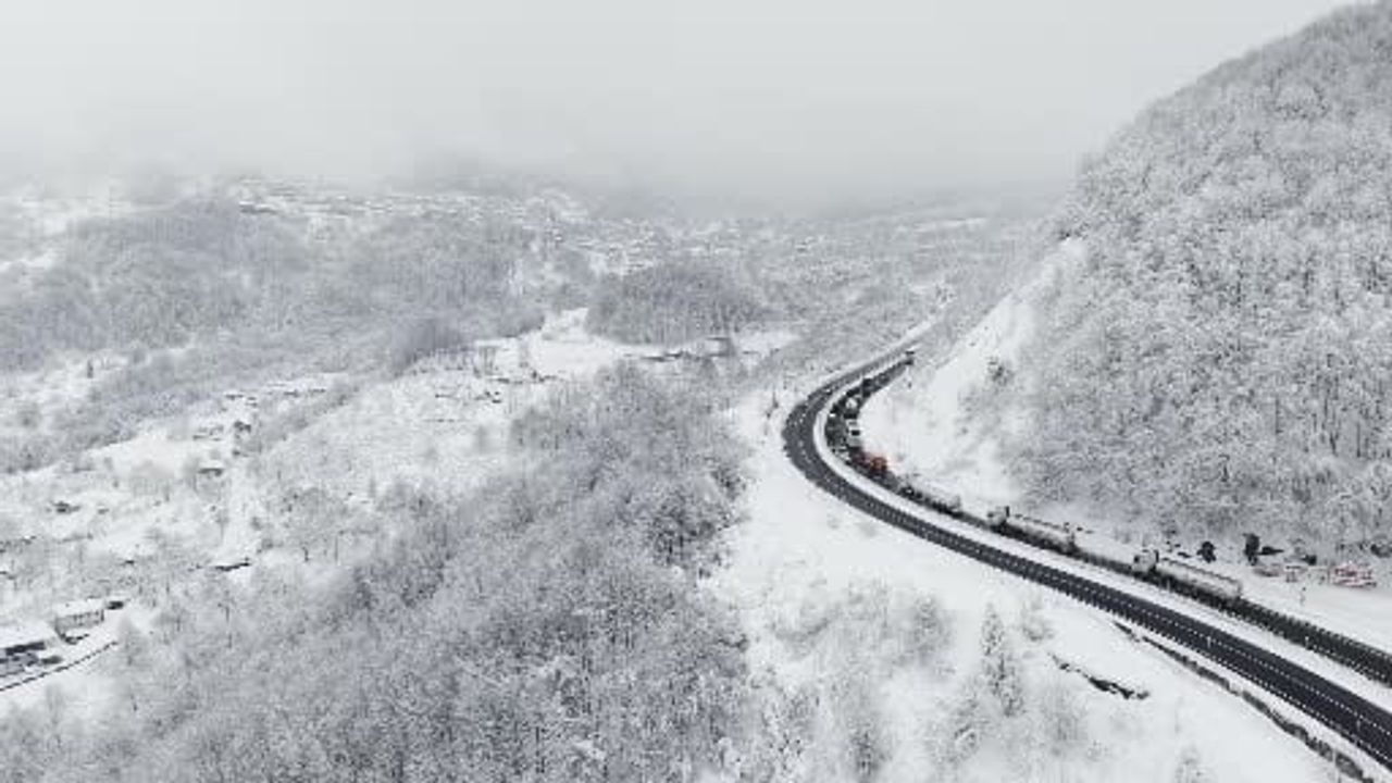 Bolu Dağı'nda karda mahsur kalan köprü ayağı yüklü tır iki çekiciyle kurtarıldı