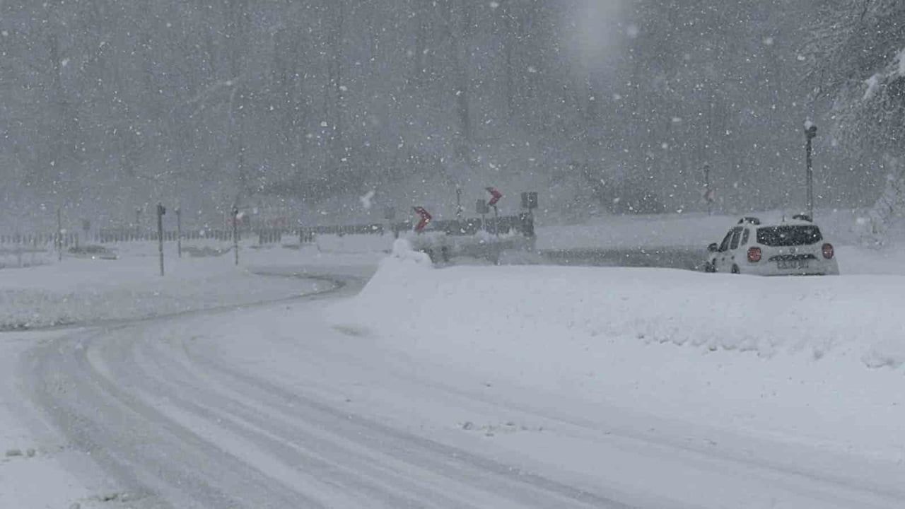 Bolu Dağı'nda yoğun kar ulaşımı aksattı