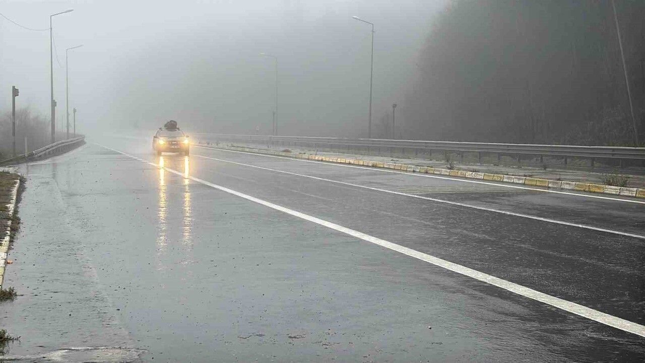Bolu Dağı'nda yoğun sis ve sağanak görüşü 30 metreye düşürdü