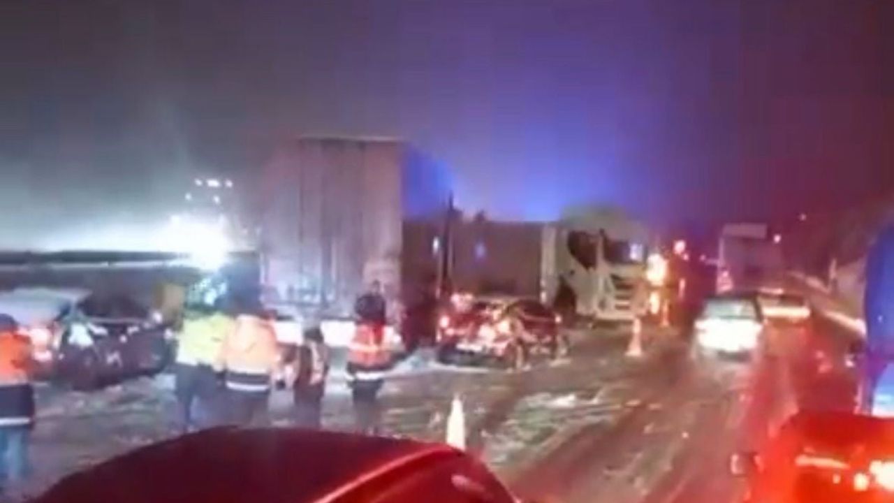 Bolu Dağı Tüneli çıkışında 6 araçlı zincirleme kaza