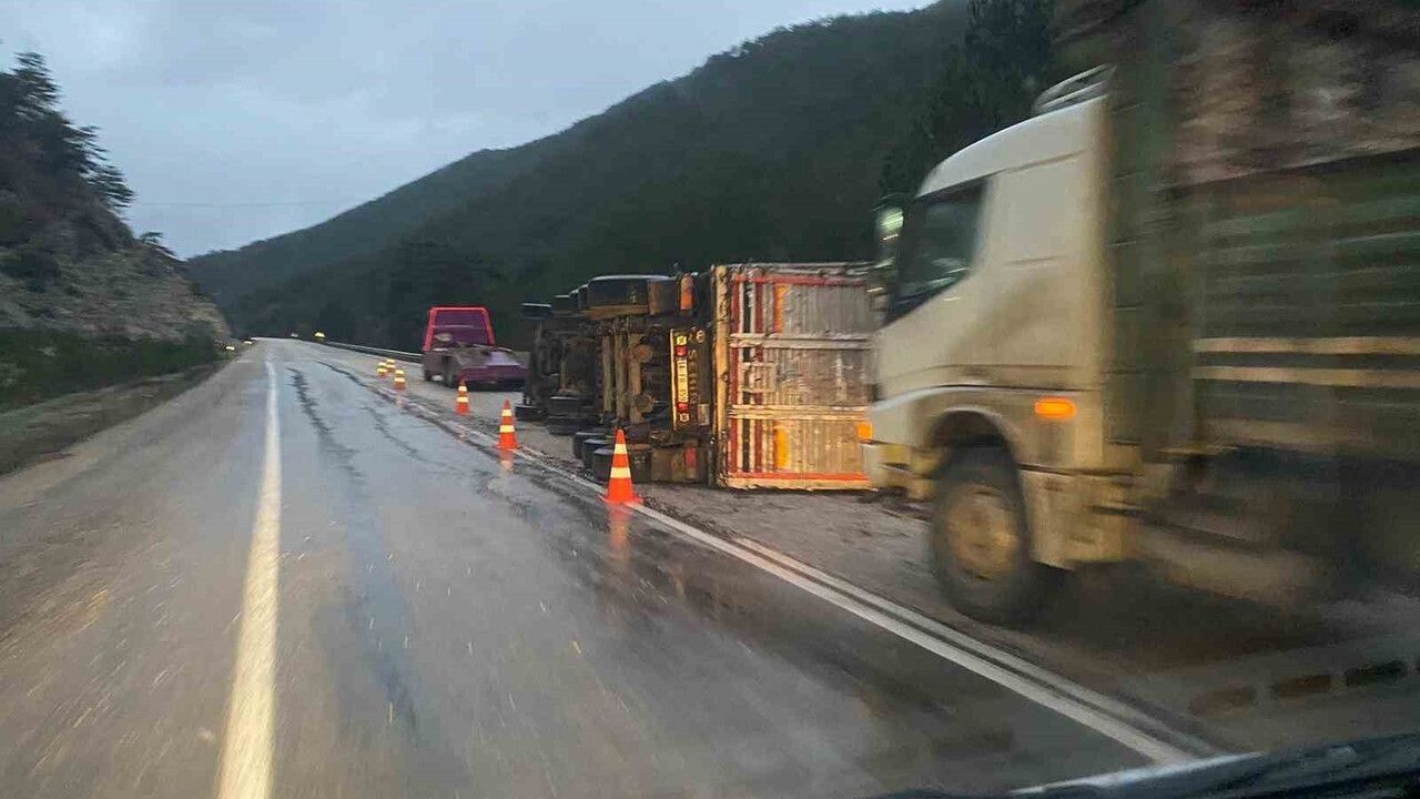 Bolu Göynük’te odun yüklü tır kaygan yolda devrildi