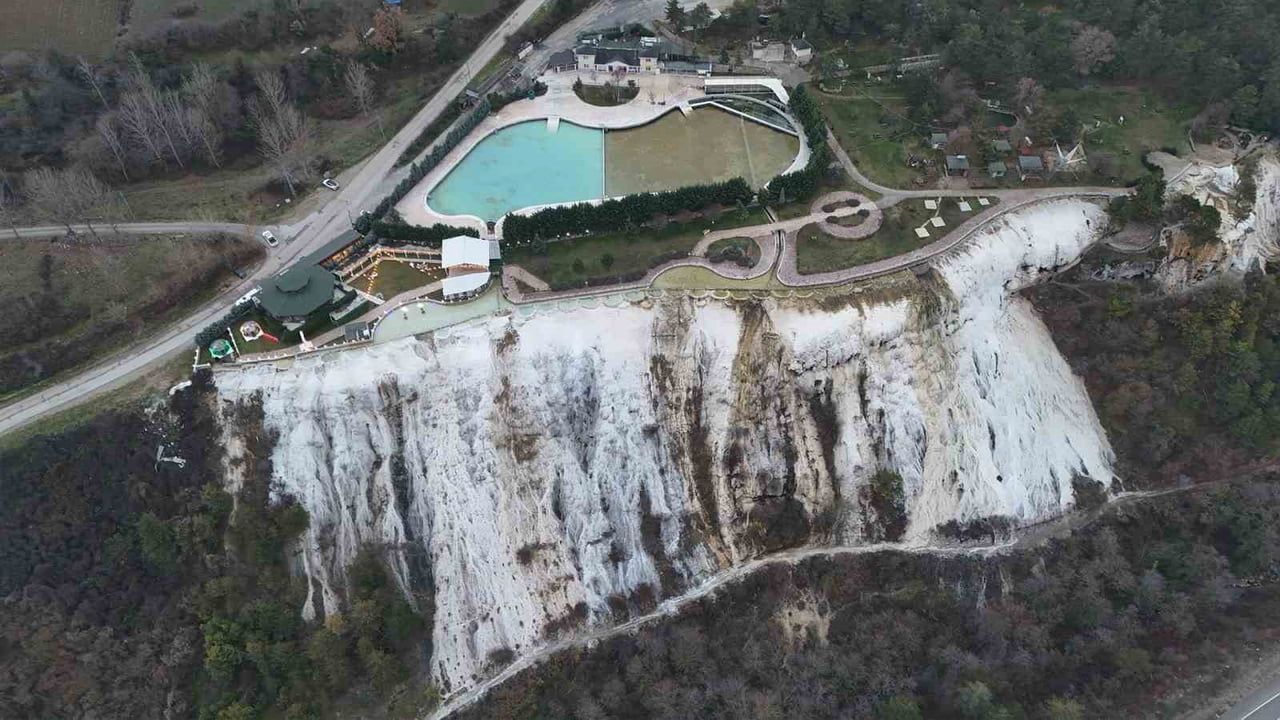 Bolu'nun Küçük Pamukkalesi Akkaya Travertenleri Kışın Sakinliği