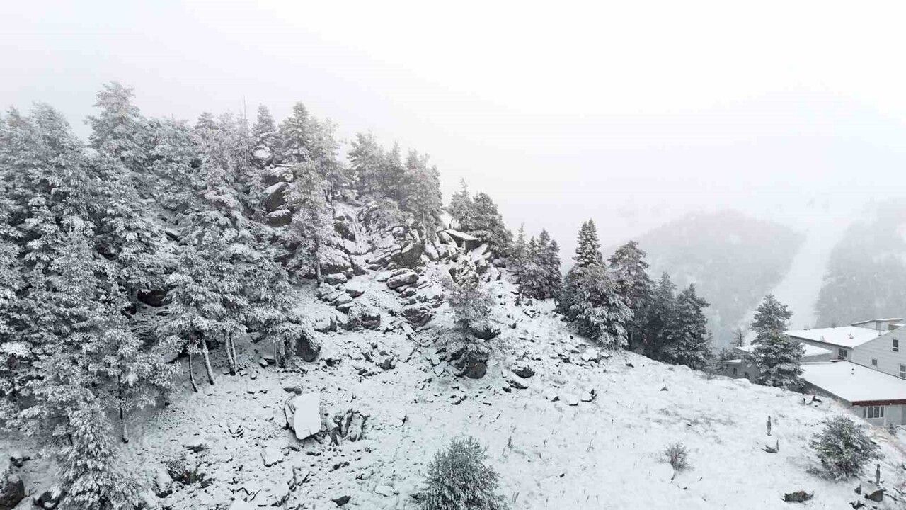 Bolu yüksek kesimlerinde sabah karı, Kartalkaya beyaza büründü