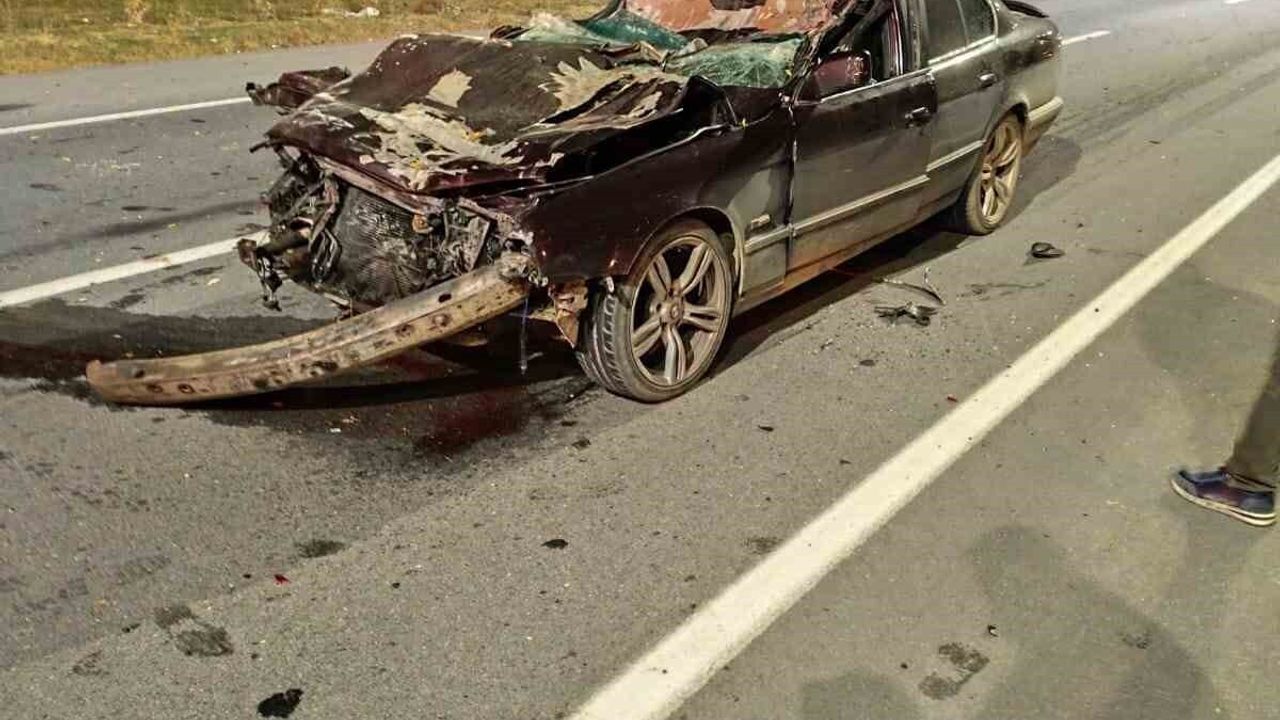 Bolvadin girişinde otomobil tıra çarptı: Sürücü ağır yaralandı