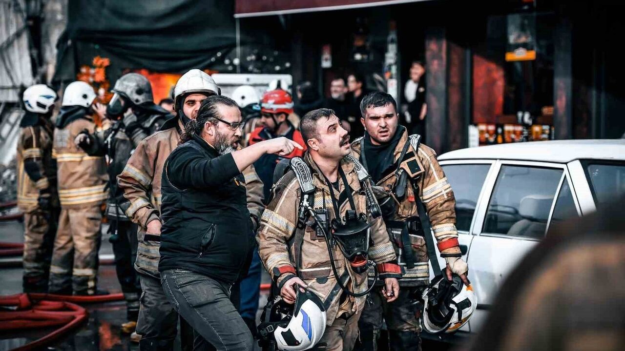 Bornova'da 7 katlı iş hanında yangın — 12 kişi kurtarıldı