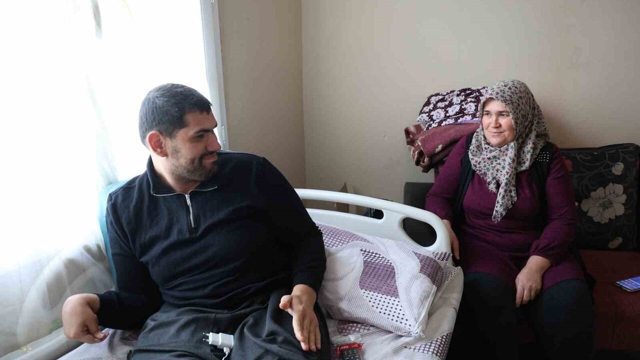 Boynuna saplanan tel yaşamını değiştirdi: 24 yıldır pencereden dışarı bakıyor