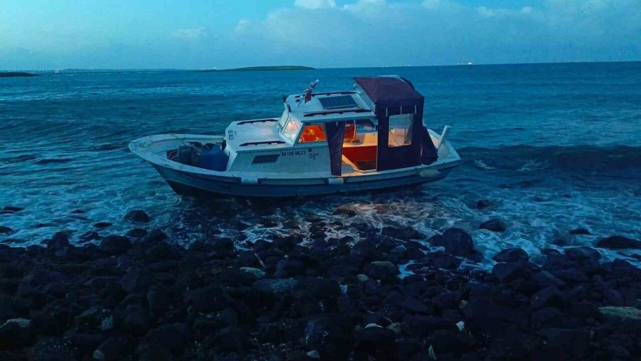 Bozcaada Açıklarında Karaya Oturan BARTU Teknesi Kurtarıldı