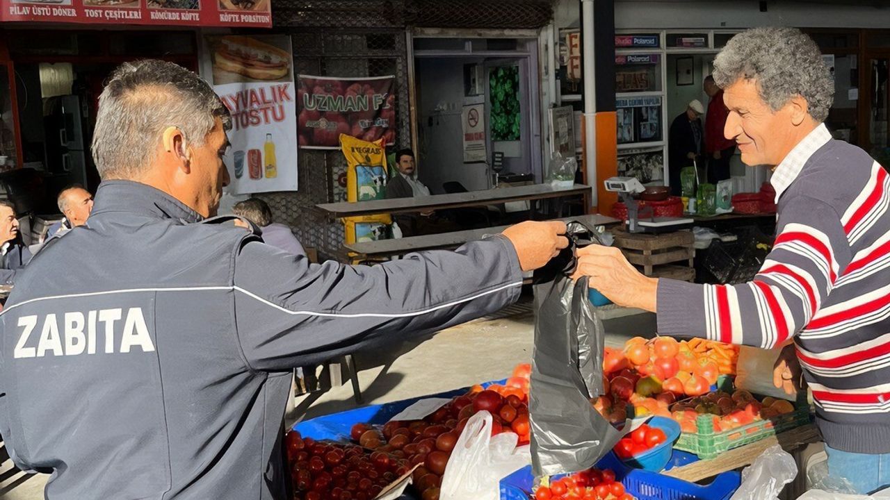 Bozdoğan Zabıtası pazarcılara çöp poşeti dağıttı