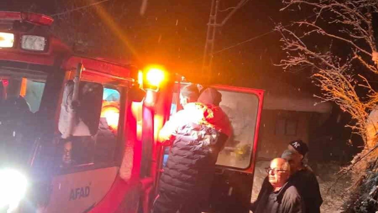 Bozkurt’ta kar nedeniyle yolda kalan tansiyon hastası 5 saatte hastaneye ulaştırıldı